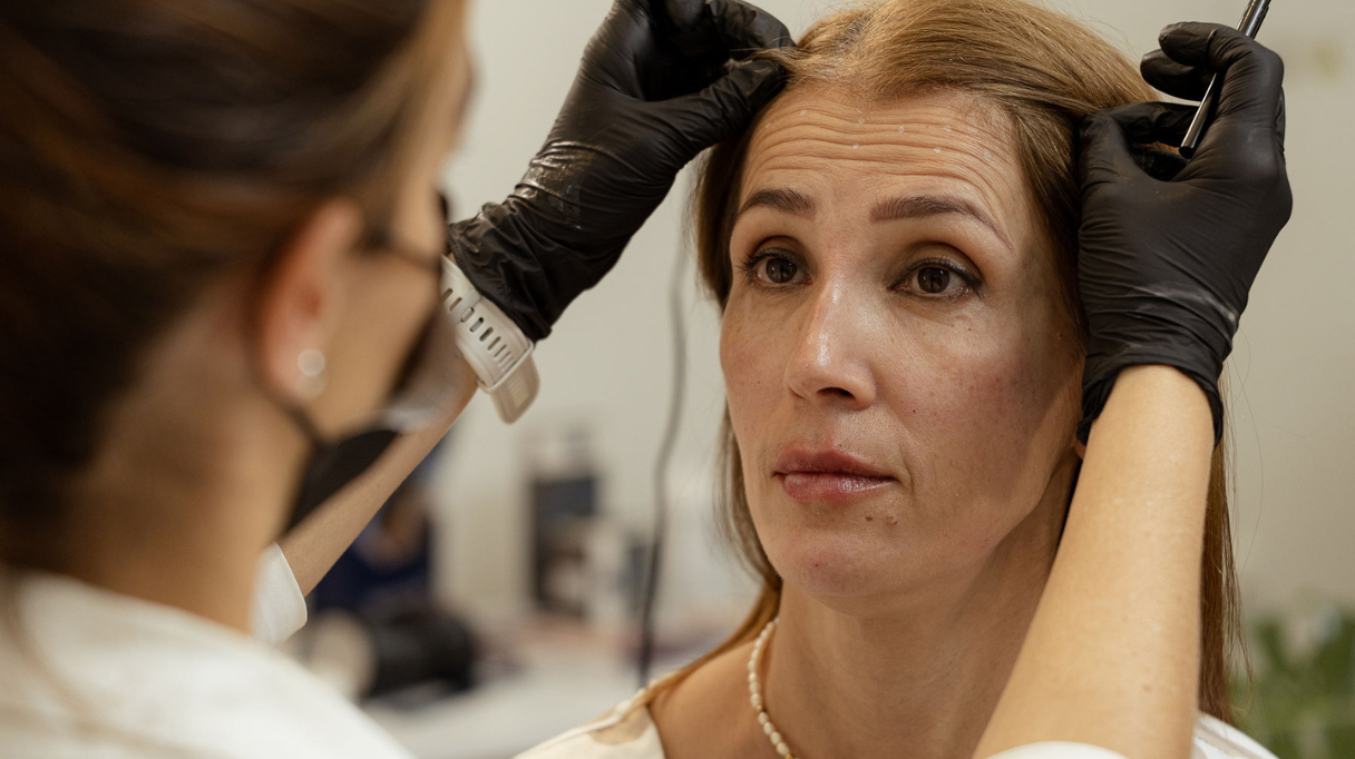 Doctora Duarte realizando aplicación botox Armenia Colombia